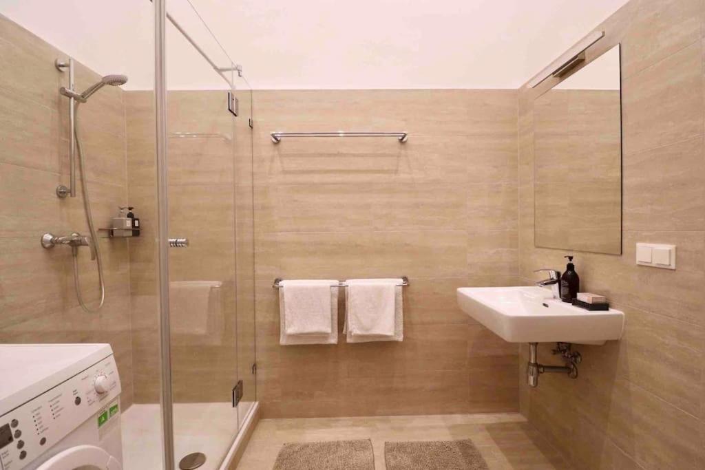 Ferienwohnung Center Apt In Best Area Near Park & Danube 20'To Airport Wien Exterior foto